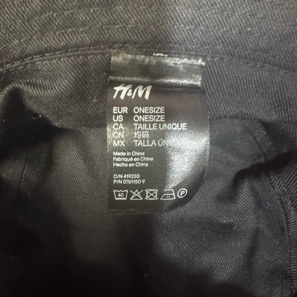 H&M Monochrome Snake Pattern Hat - Picture 3 of 6